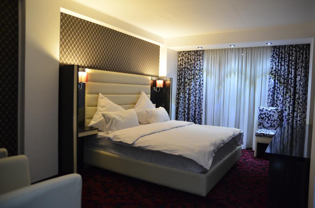 Hotel Articus Craiova Eksteriør billede