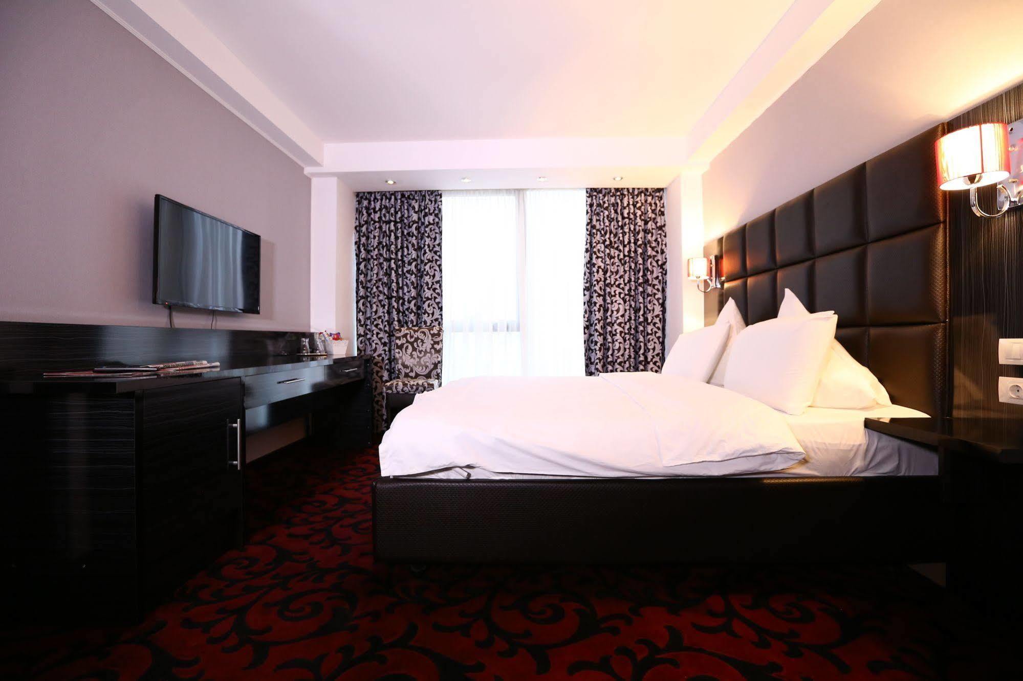 Hotel Articus Craiova Eksteriør billede