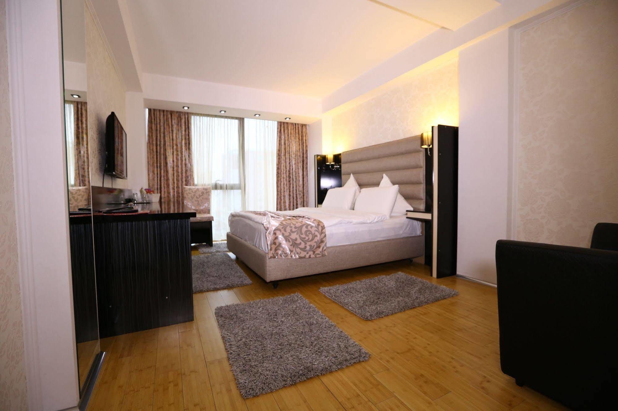 Hotel Articus Craiova Eksteriør billede