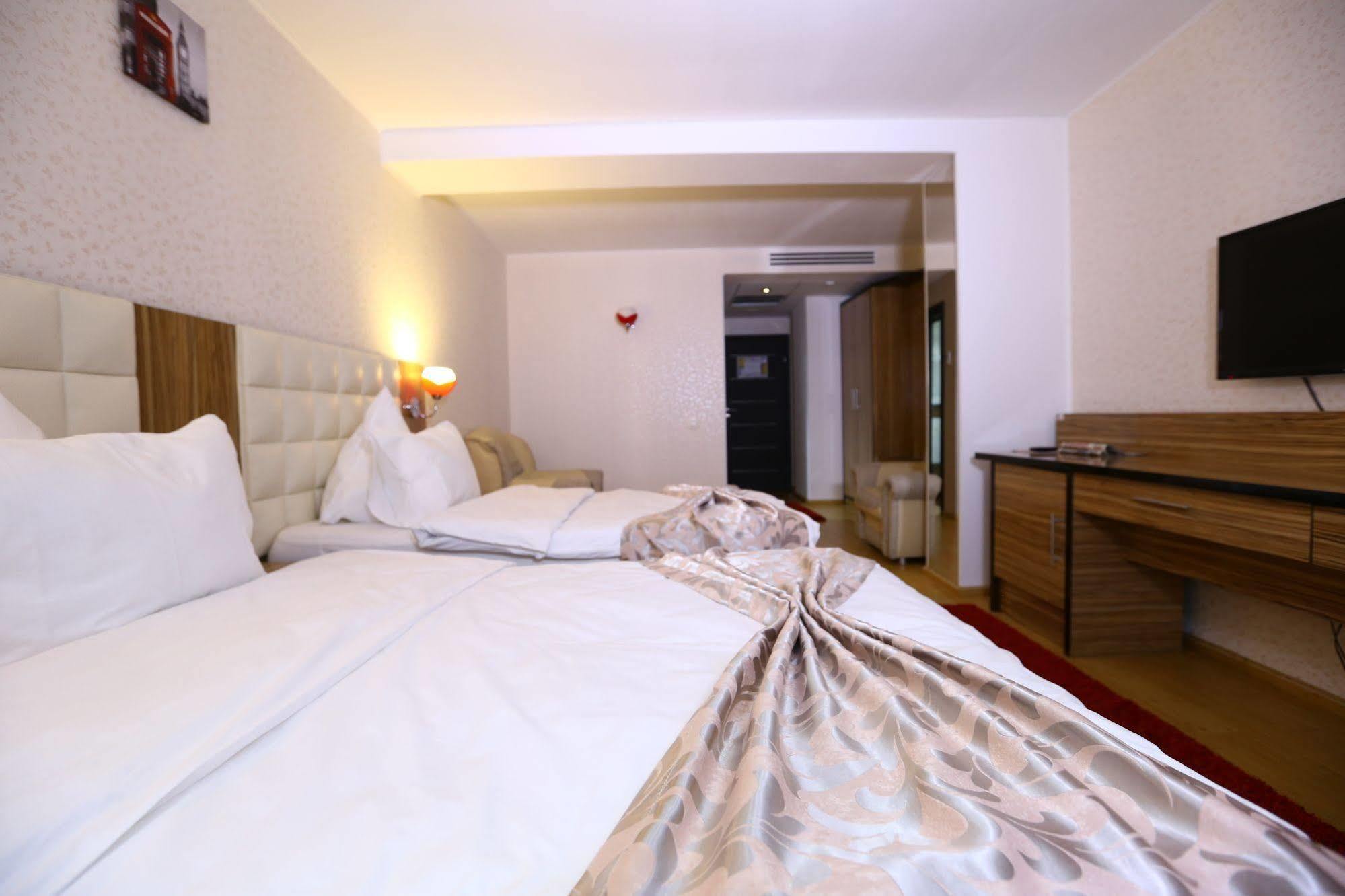 Hotel Articus Craiova Eksteriør billede