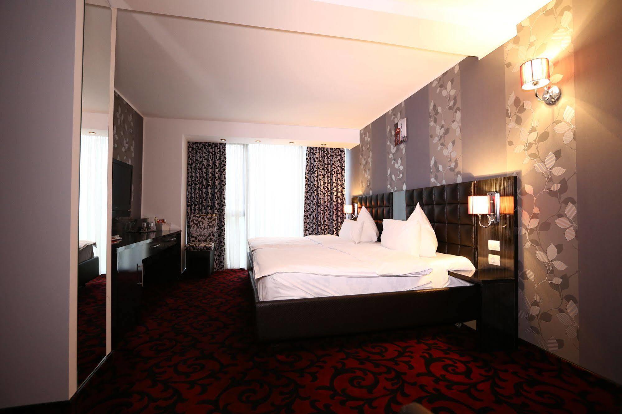 Hotel Articus Craiova Eksteriør billede